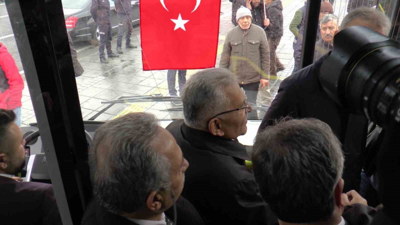 Başkan Büyükkılıç, 12 adet yeni otobüsü tanıttı