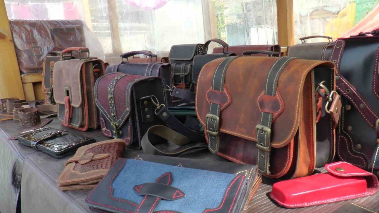 Hobi olarak ürettiği deri çantalar yoğun ilgi görüyor