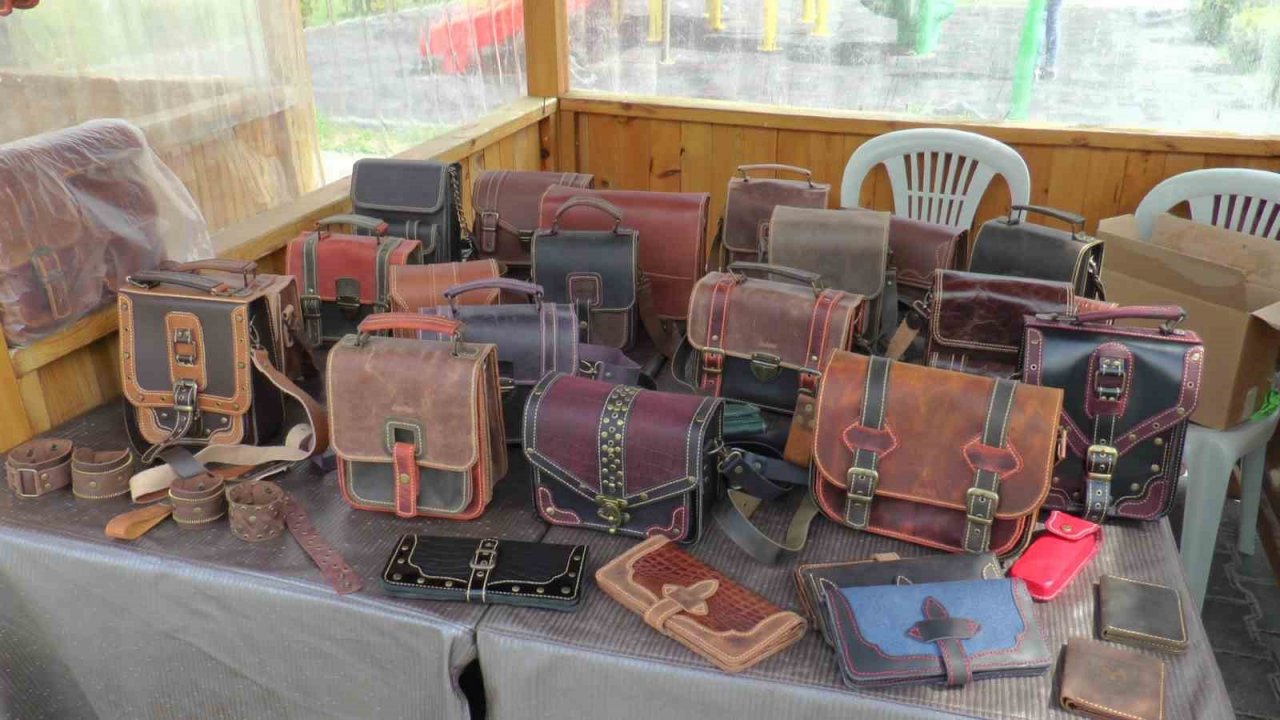 Hobi olarak ürettiği deri çantalar yoğun ilgi görüyor