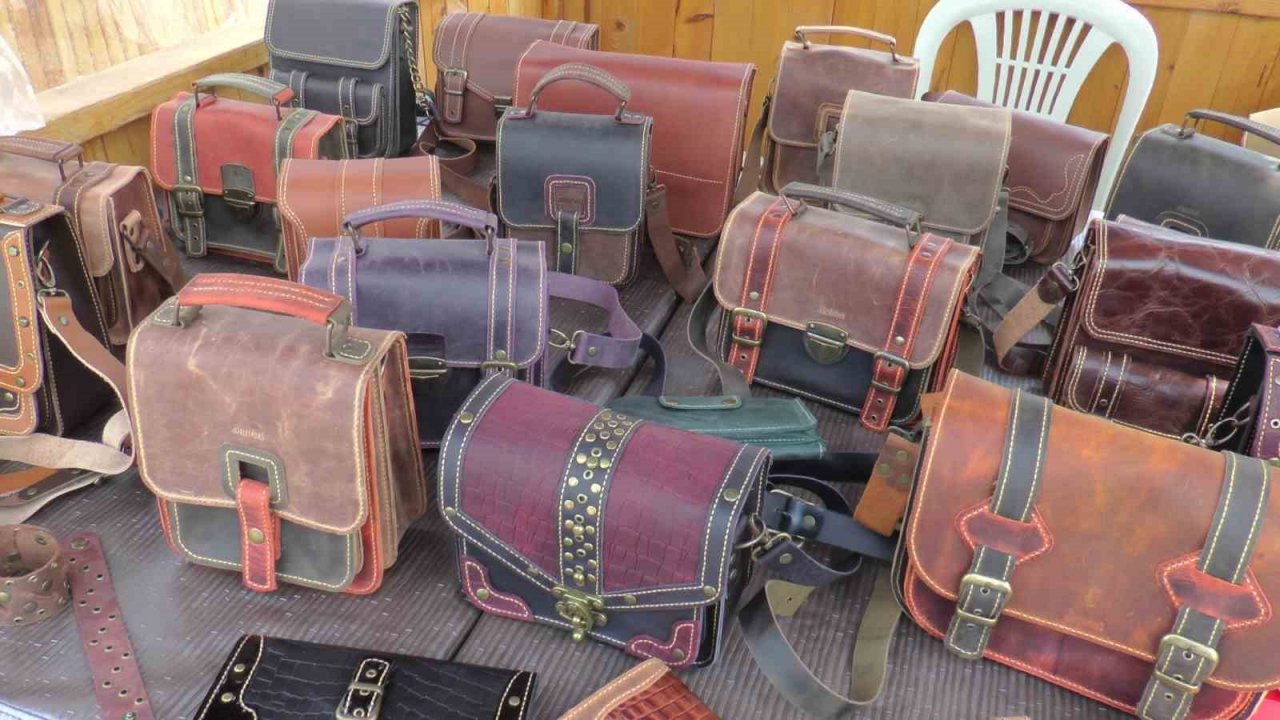 Hobi olarak ürettiği deri çantalar yoğun ilgi görüyor