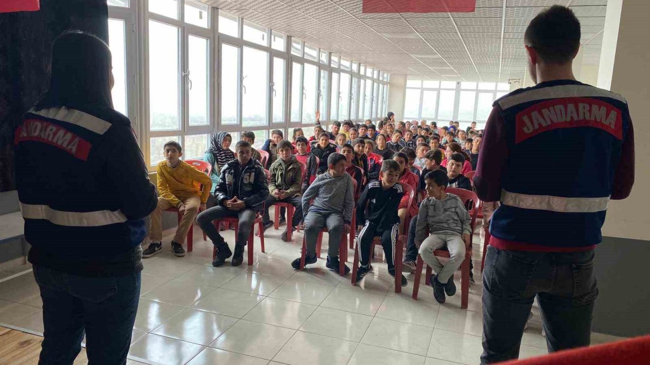 Jandarmadan öğrencilere ‘güvenli internet kullanımı’ bilgilendirmesi