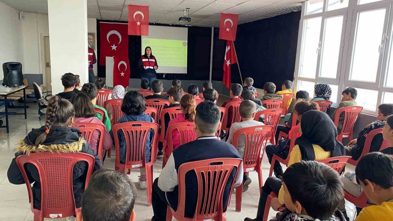 Jandarmadan öğrencilere ‘güvenli internet kullanımı’ bilgilendirmesi