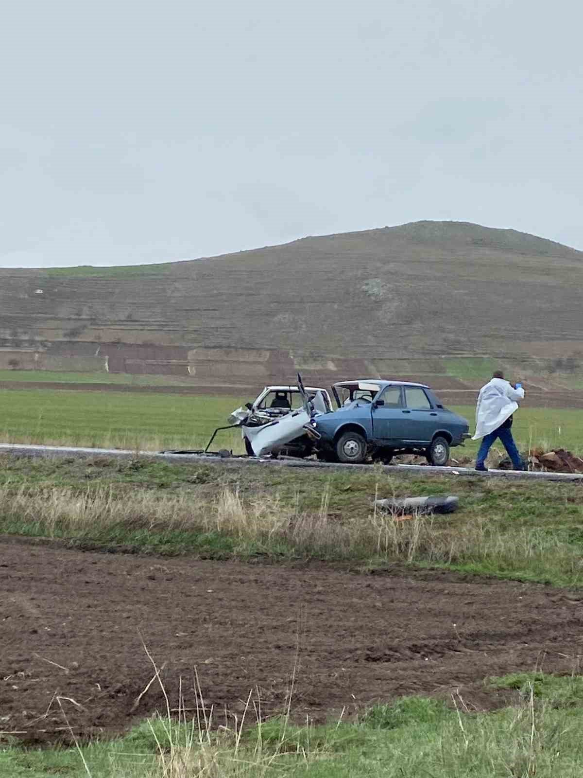2 otomobilin kafa kafaya çarpıştığı kazada 1 kişi hayatını kaybetti