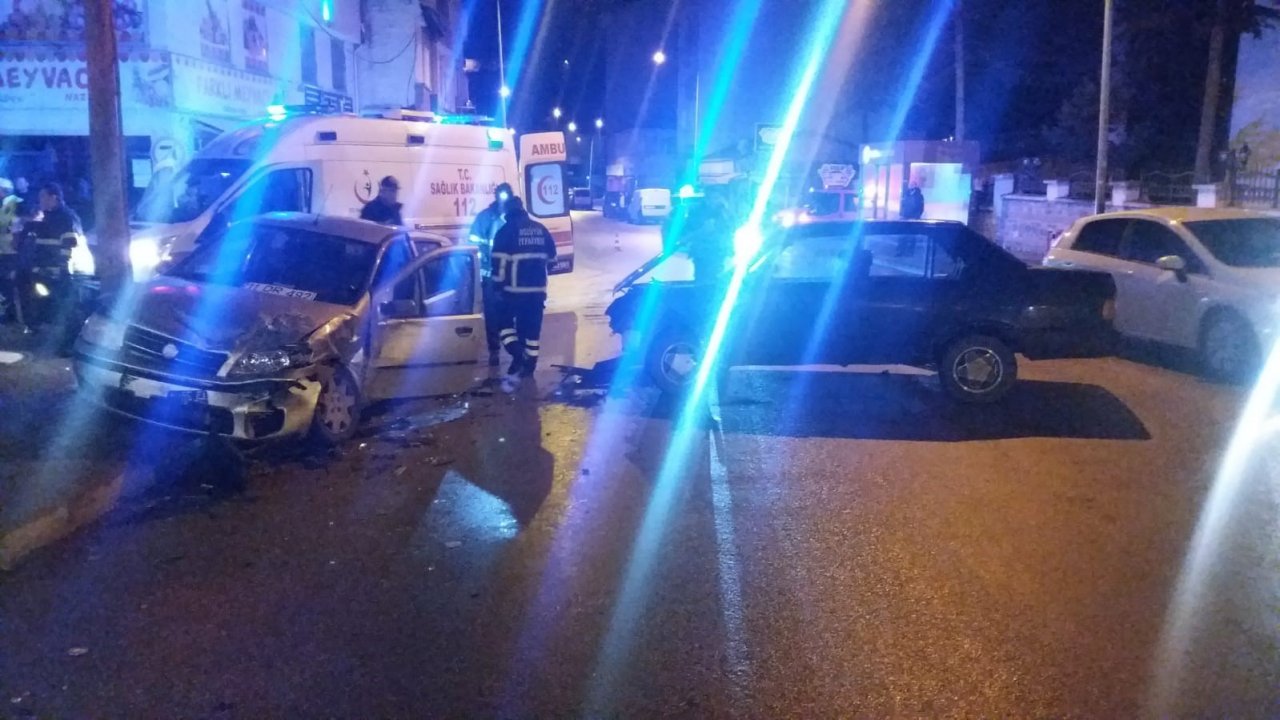 İki otomobil çarpıştı; 7 yaralı