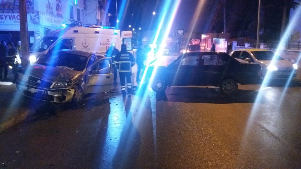 İki otomobil çarpıştı; 7 yaralı