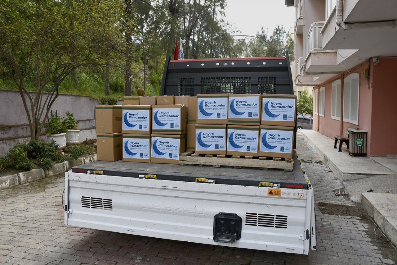 Kuşadası Belediyesi ramazan yardımlarını sürdürüyor