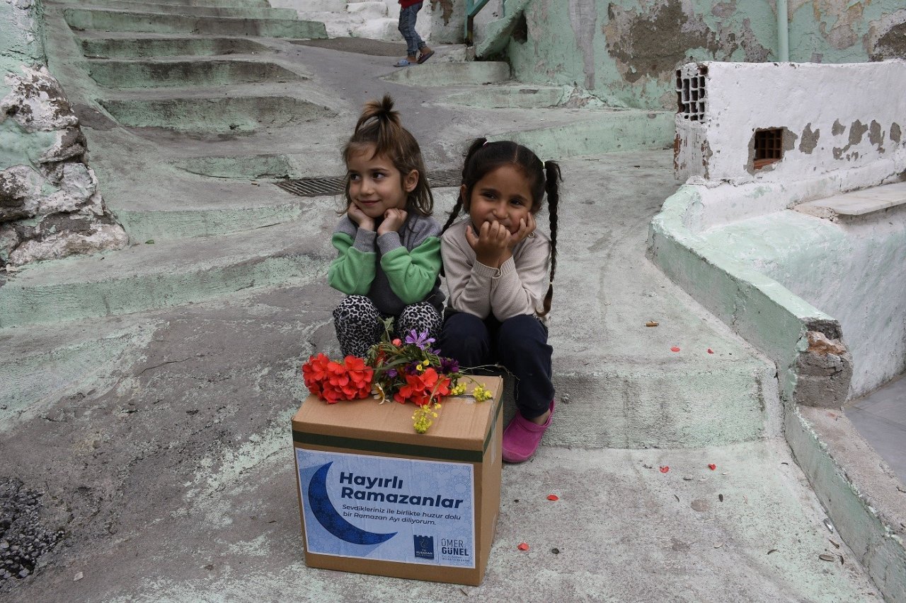 Kuşadası Belediyesi ramazan yardımlarını sürdürüyor