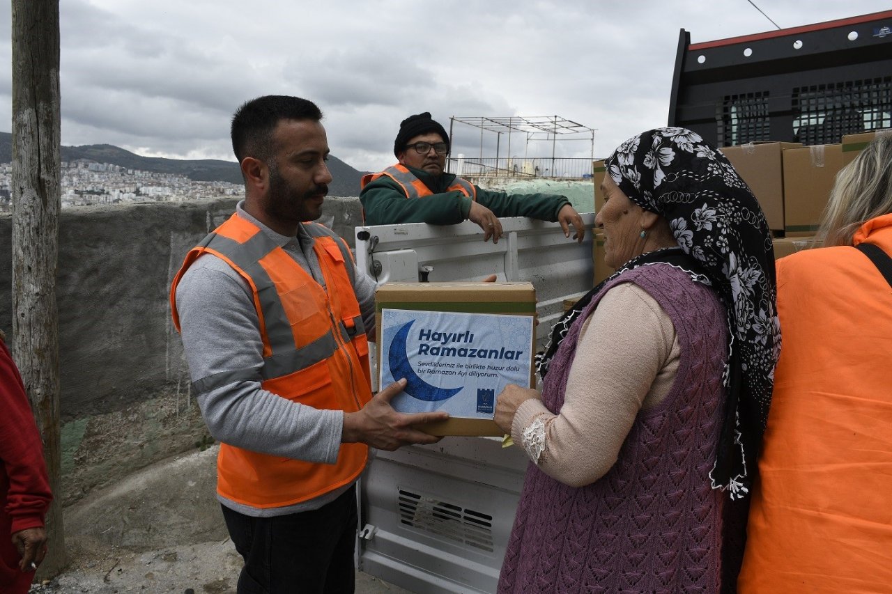 Kuşadası Belediyesi ramazan yardımlarını sürdürüyor