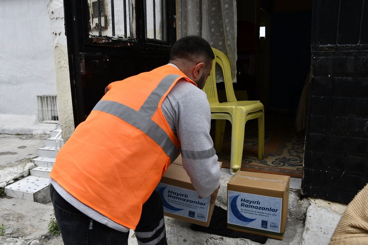 Kuşadası Belediyesi ramazan yardımlarını sürdürüyor