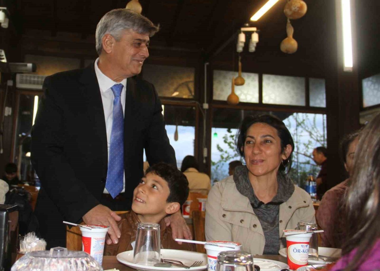 Kuyucak Belediyesi’nden öksüz ve yetimlere iftar yemeği