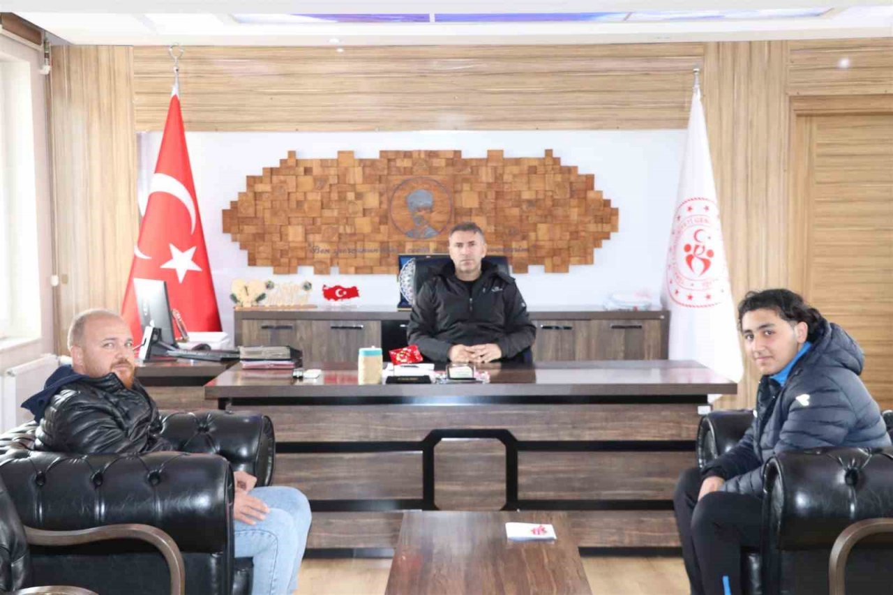 Şampiyon judocu mutluluğunu il müdürü ile paylaştı