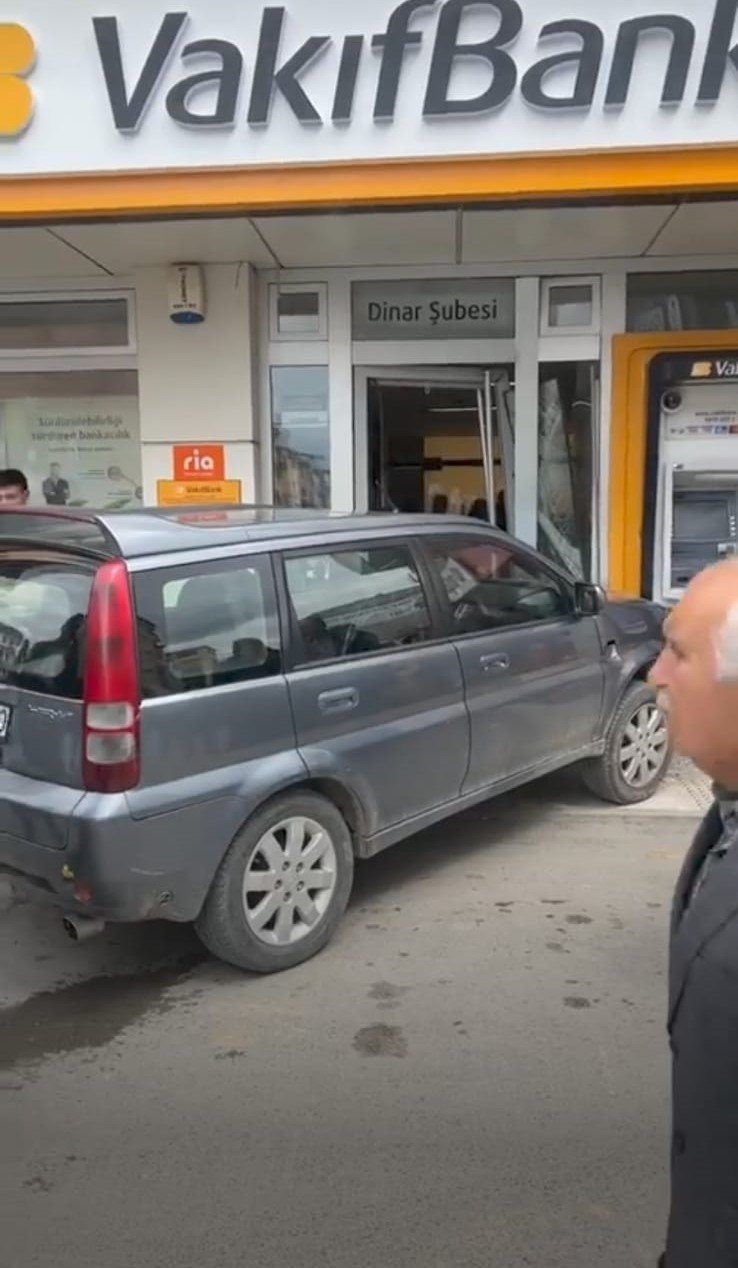 Kontrolden çıkan otomobilin banka şubesine girdiği anlar güvenlik kamerasında
