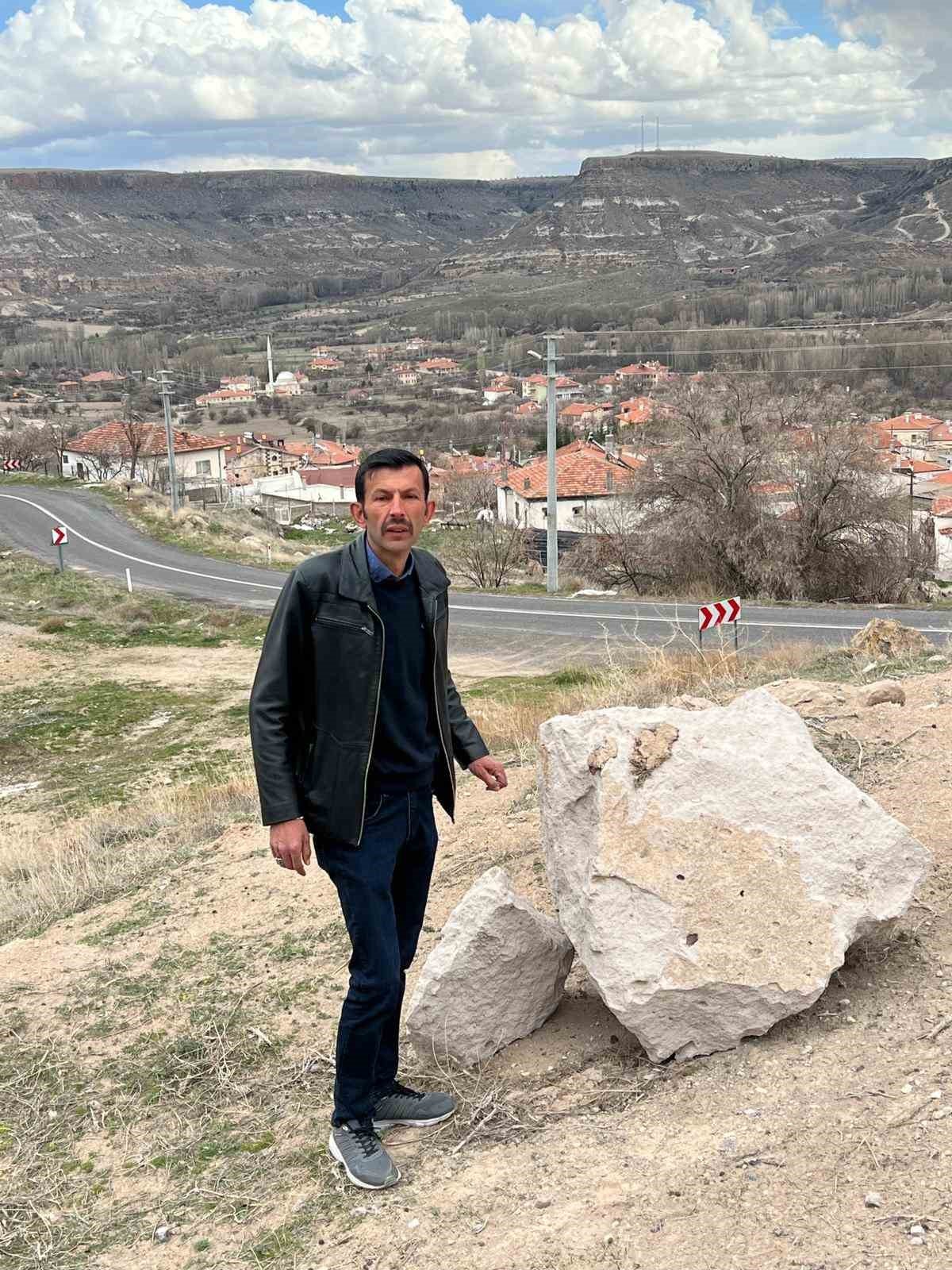 Deprem sonrası kopan kayalar köye kadar indi