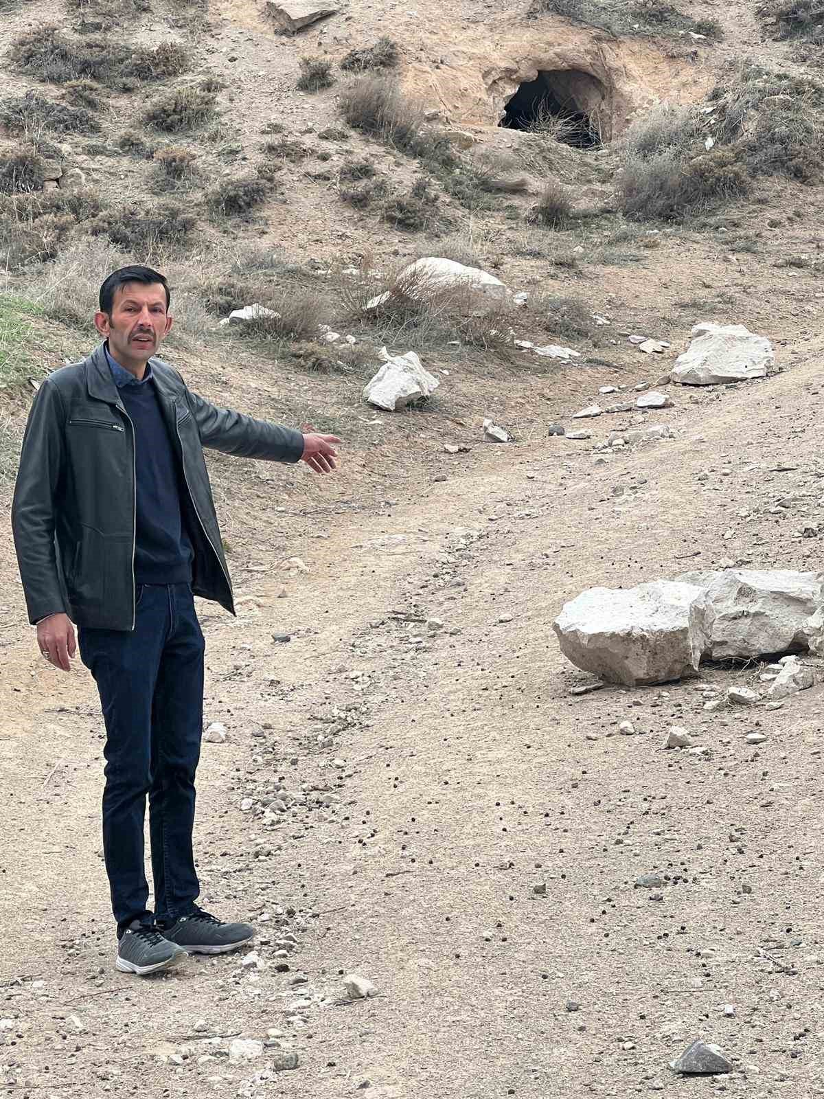 Deprem sonrası kopan kayalar köye kadar indi