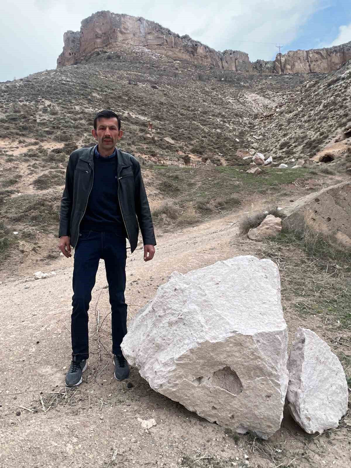 Deprem sonrası kopan kayalar köye kadar indi