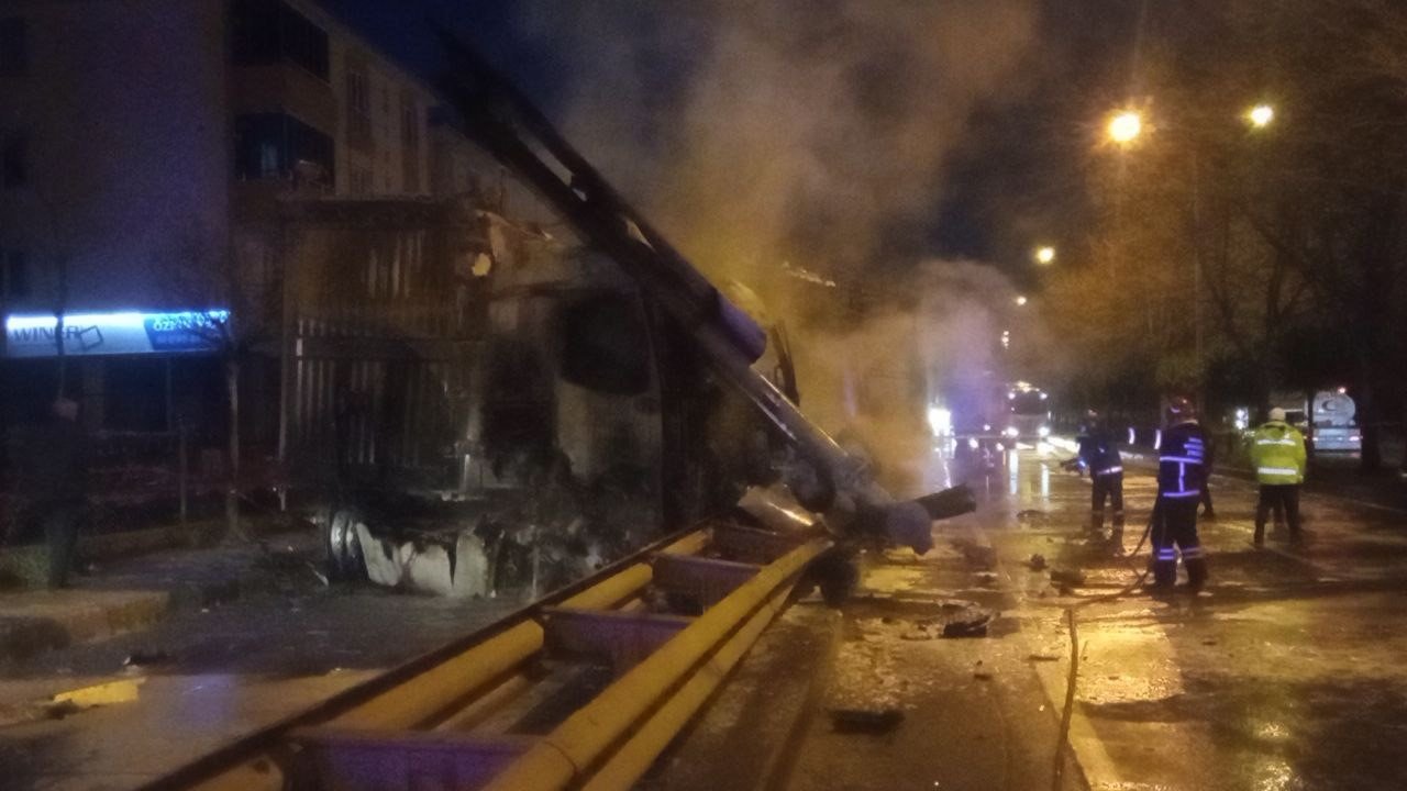 Bariyerlere çarpan tırın sürücüsü yanarak can verdi