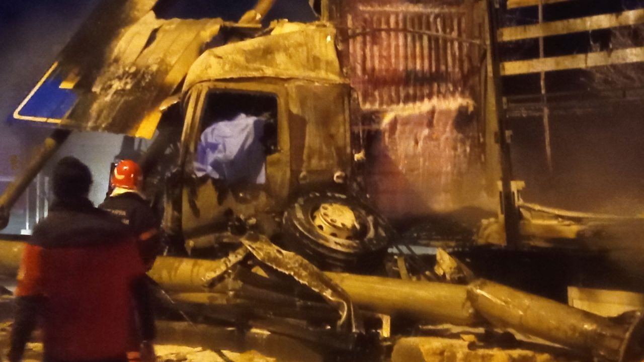 Bariyerlere çarpan tırın sürücüsü yanarak can verdi