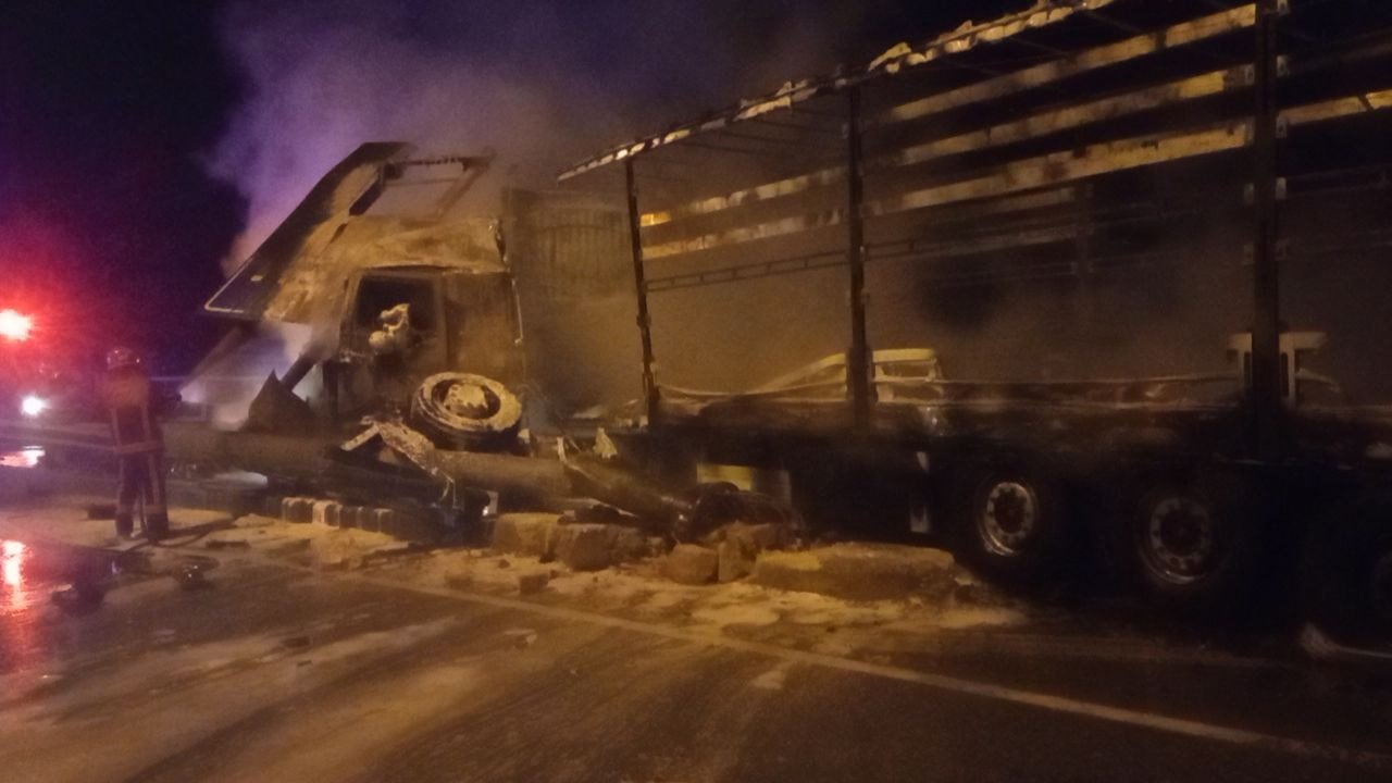 Bariyerlere çarpan tırın sürücüsü yanarak can verdi