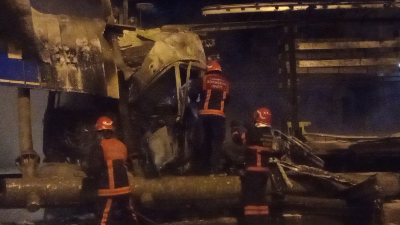 Bariyerlere çarpan tırın sürücüsü yanarak can verdi