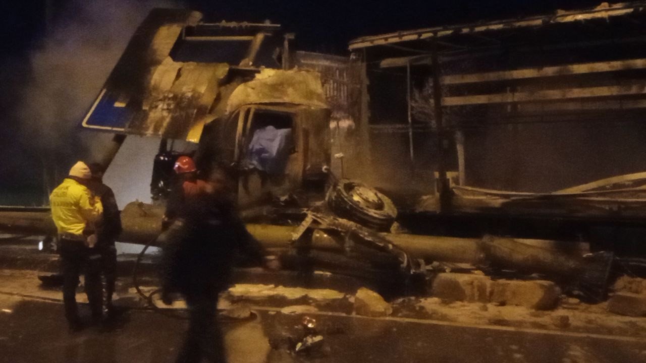 Bariyerlere çarpan tırın sürücüsü yanarak can verdi