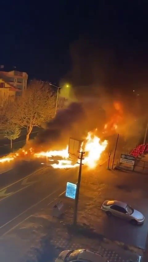 Bariyerlere çarpan tırın sürücüsü yanarak can verdi