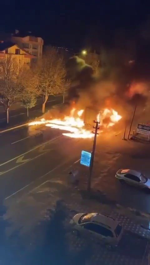 Bariyerlere çarpan tırın sürücüsü yanarak can verdi