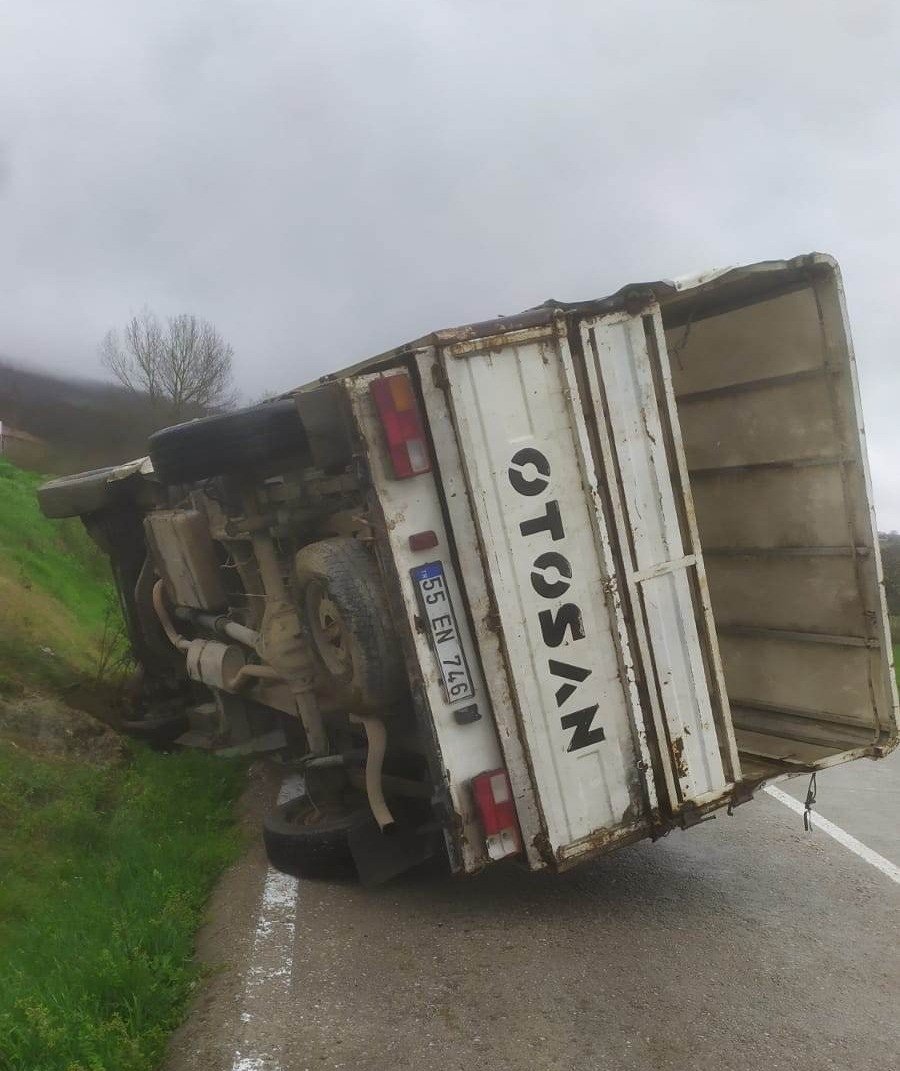 Kontrolden çıkan kamyonet devrildi