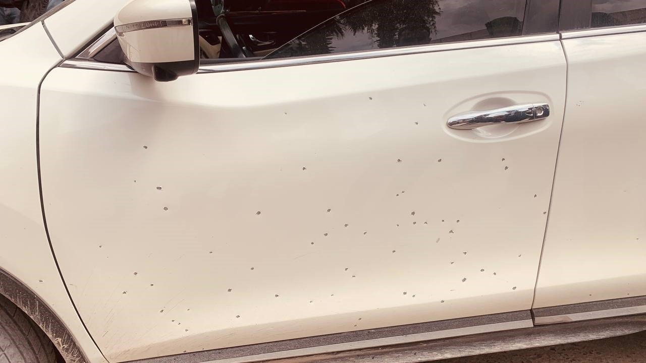 Husumetlisine ateş eden şahıs müşterileri de vurdu