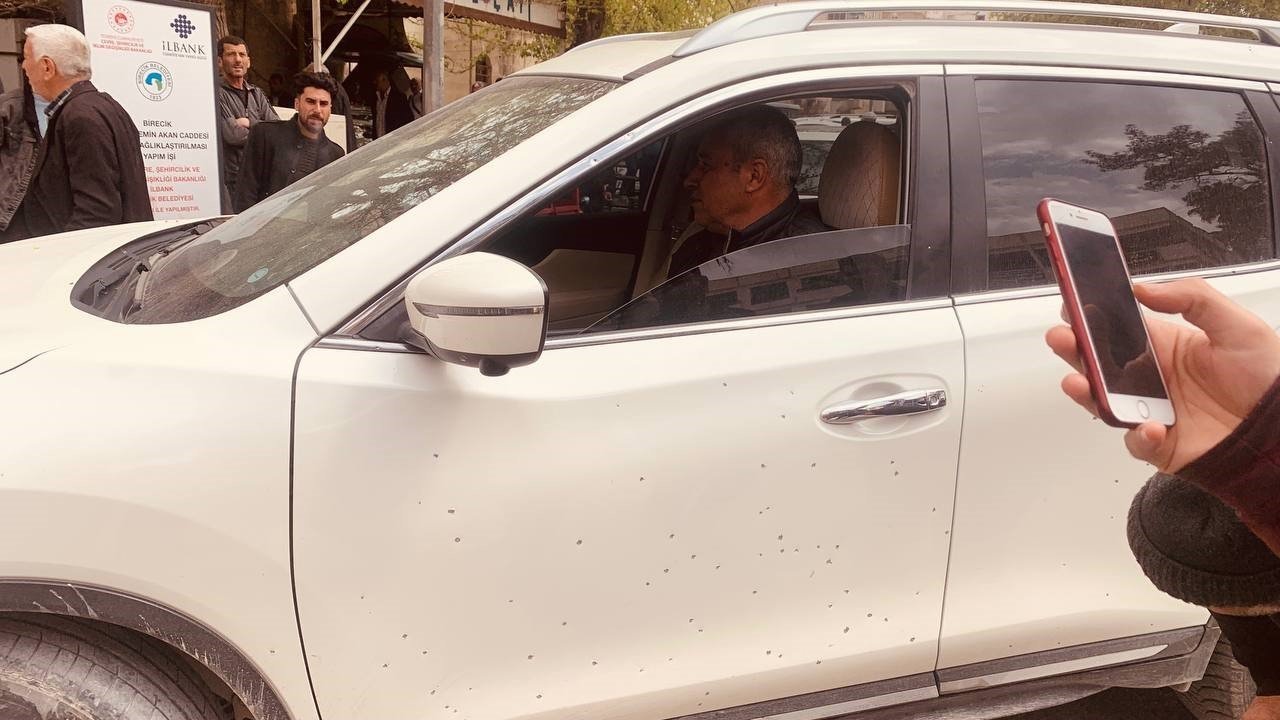 Husumetlisine ateş eden şahıs müşterileri de vurdu