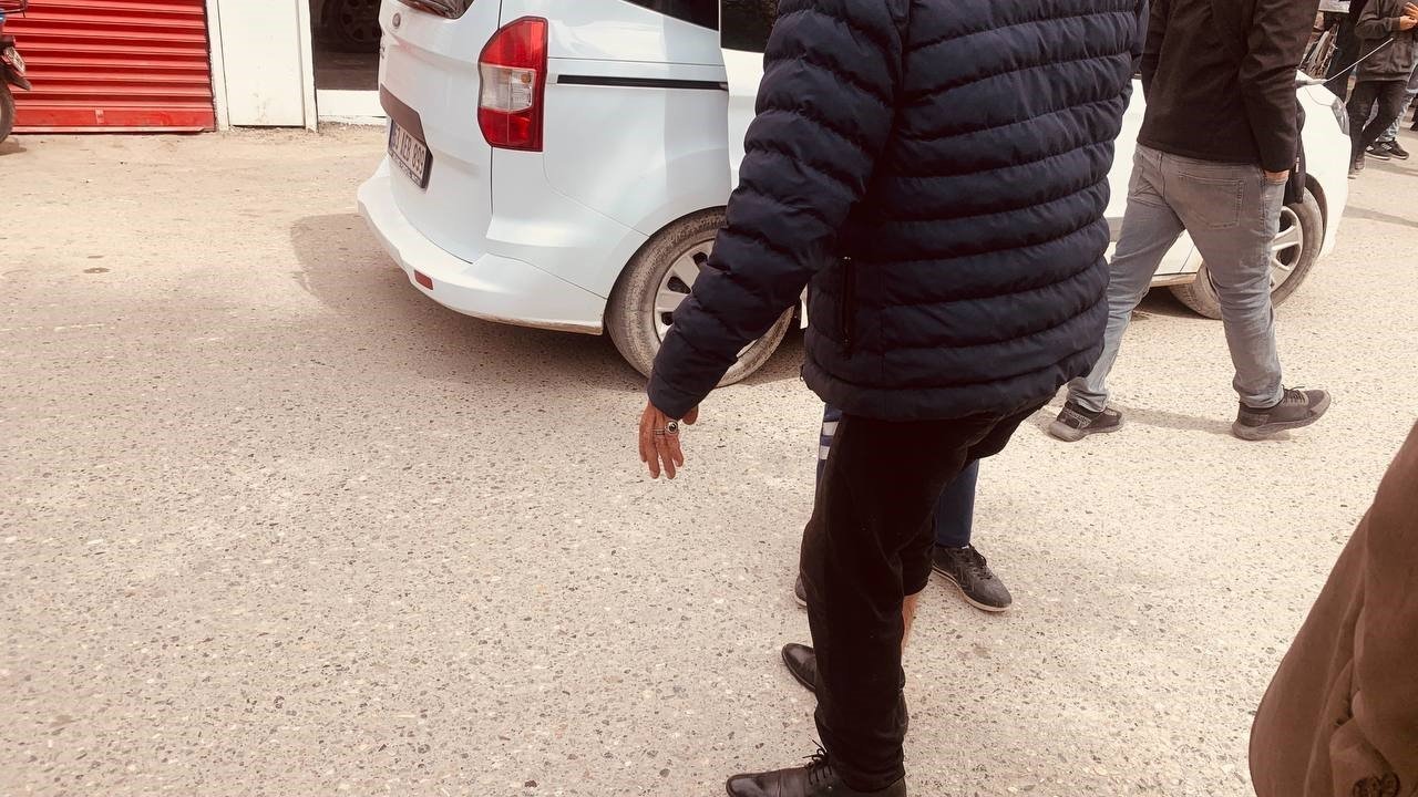 Husumetlisine ateş eden şahıs müşterileri de vurdu