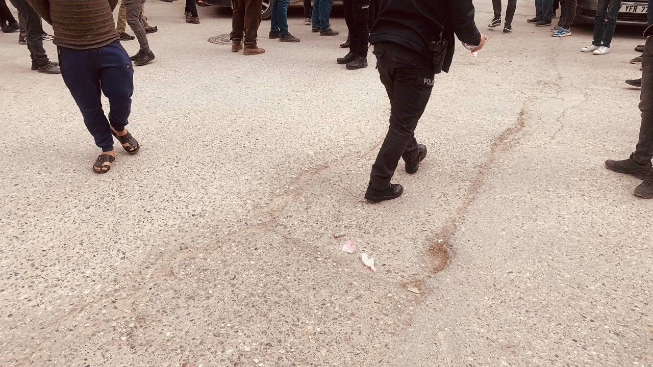 Husumetlisine ateş eden şahıs müşterileri de vurdu