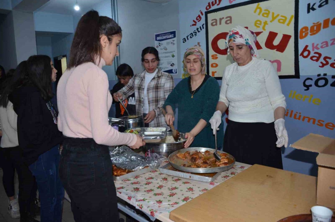 Şırnaklı öğrenciler, öğretmenleri ile birlikte iftar açıyor