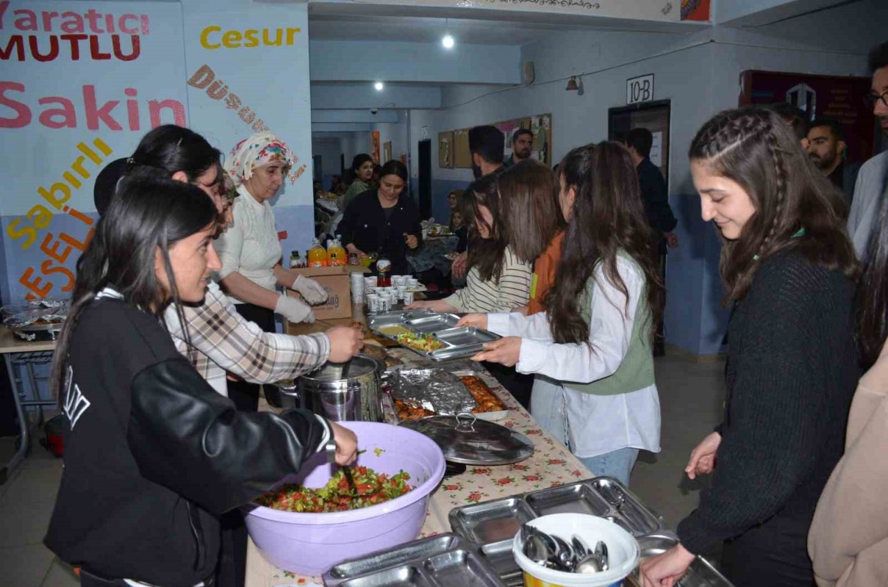 Şırnaklı öğrenciler, öğretmenleri ile birlikte iftar açıyor