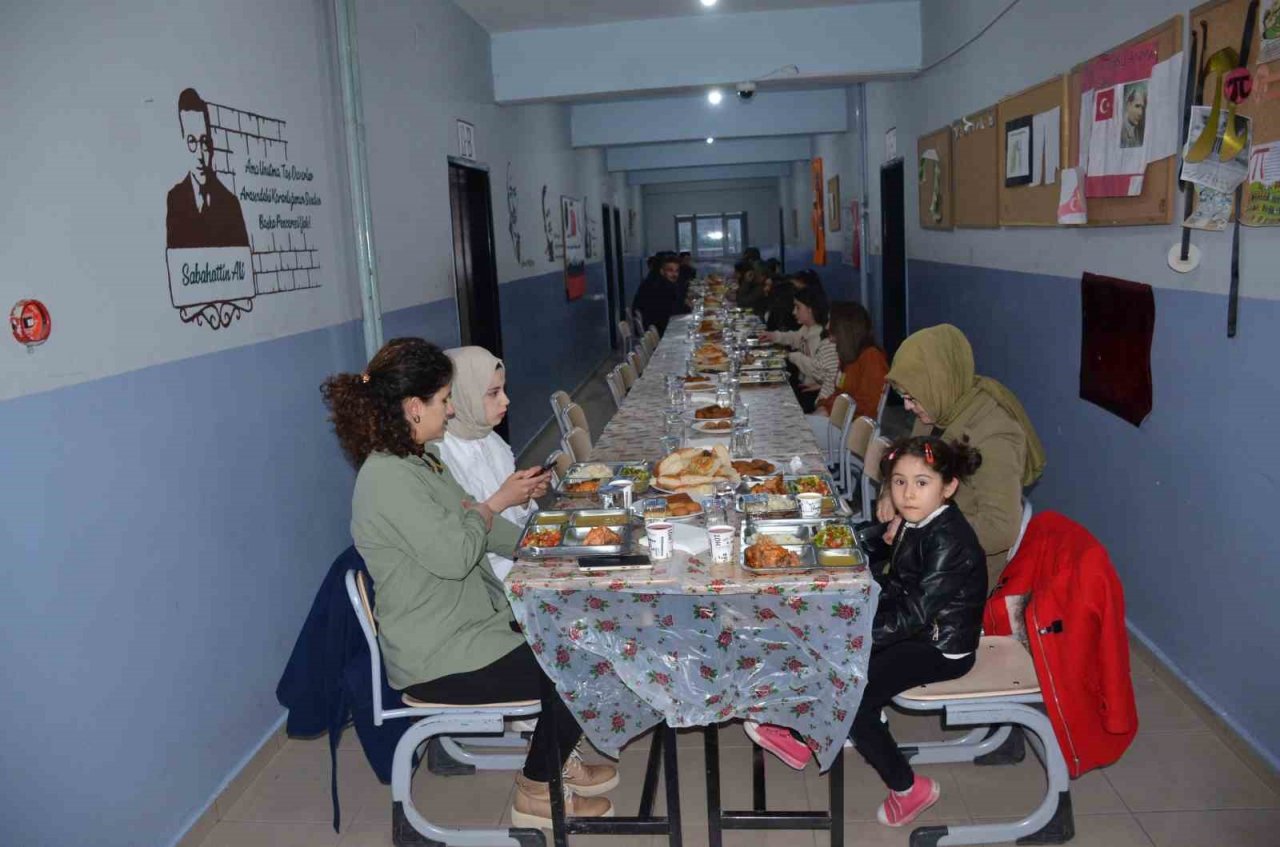 Şırnaklı öğrenciler, öğretmenleri ile birlikte iftar açıyor