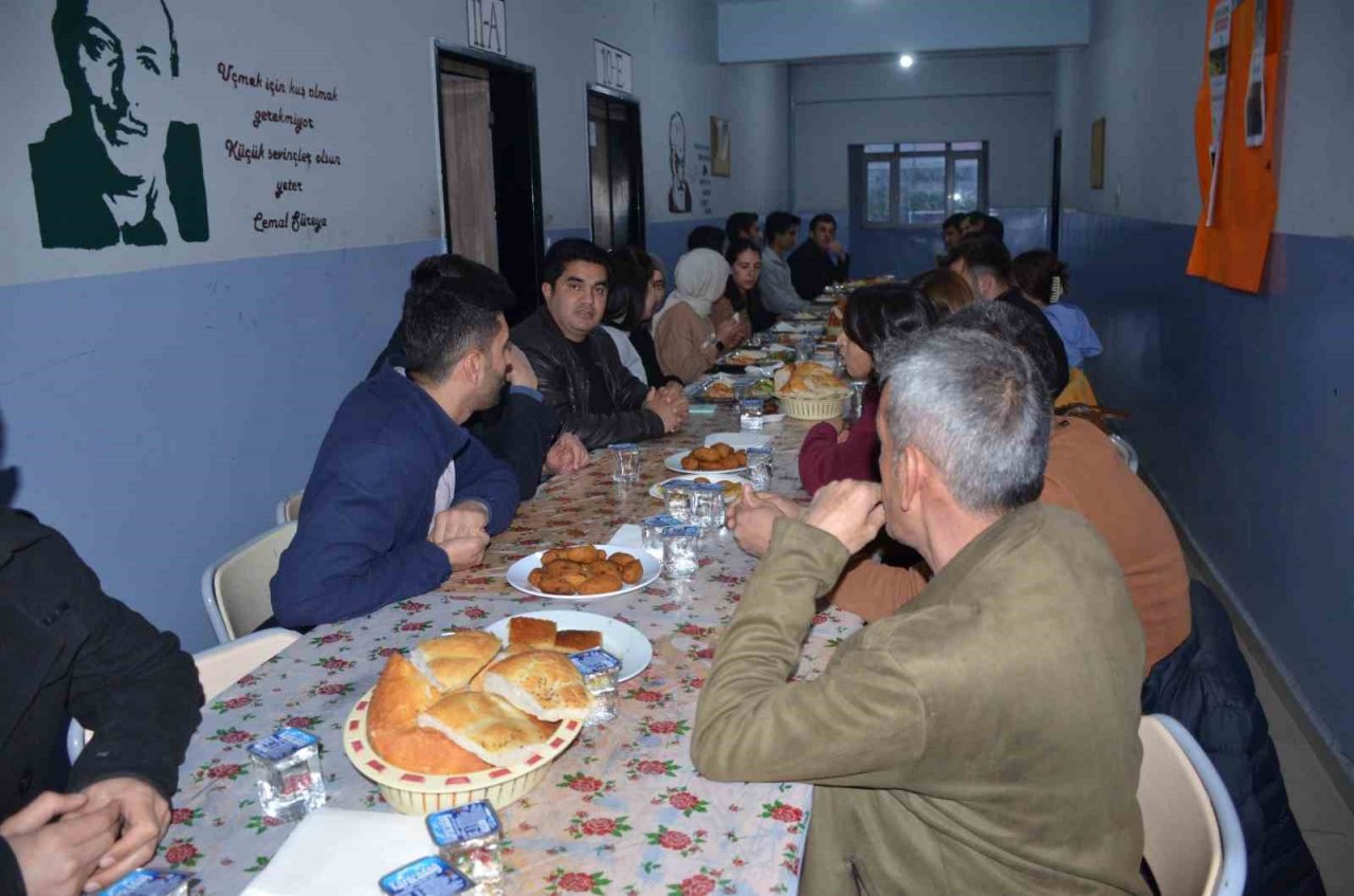 Şırnaklı öğrenciler, öğretmenleri ile birlikte iftar açıyor