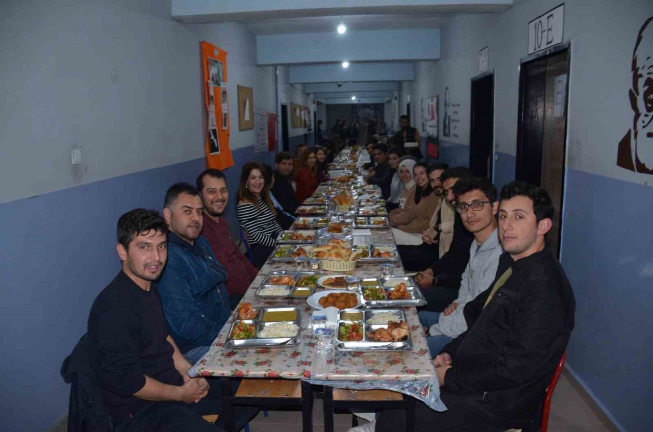 Şırnaklı öğrenciler, öğretmenleri ile birlikte iftar açıyor