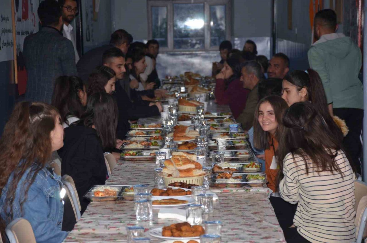 Şırnaklı öğrenciler, öğretmenleri ile birlikte iftar açıyor