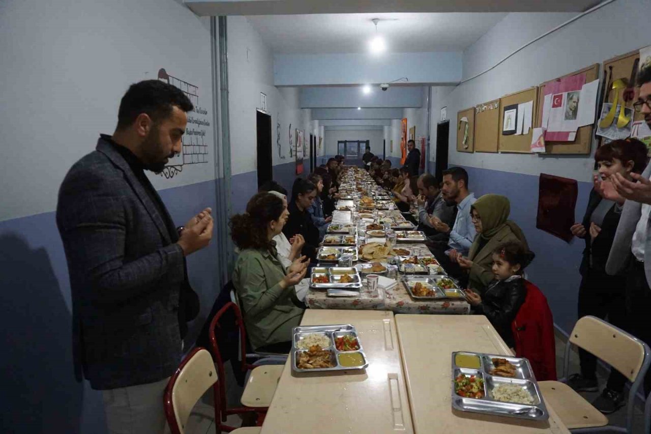 Şırnaklı öğrenciler, öğretmenleri ile birlikte iftar açıyor