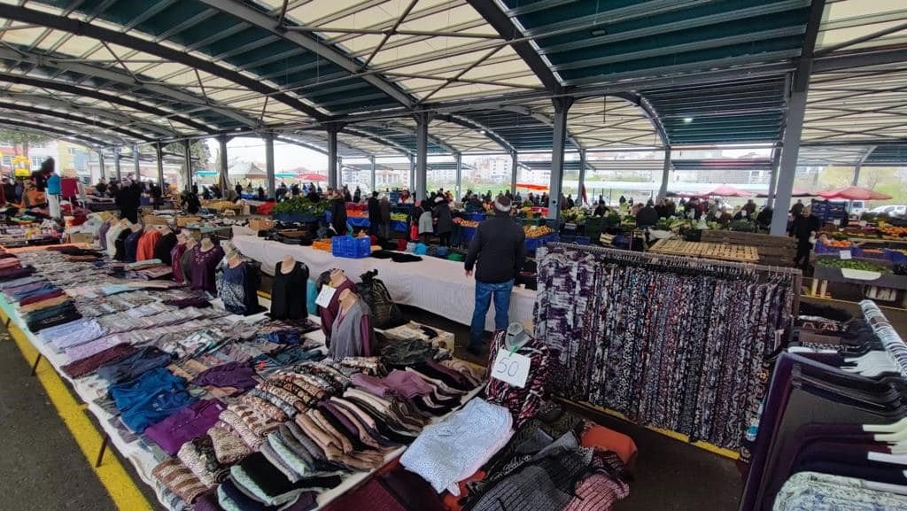 Altınova Kapalı Pazaryeri’nde ilk pazar kuruldu