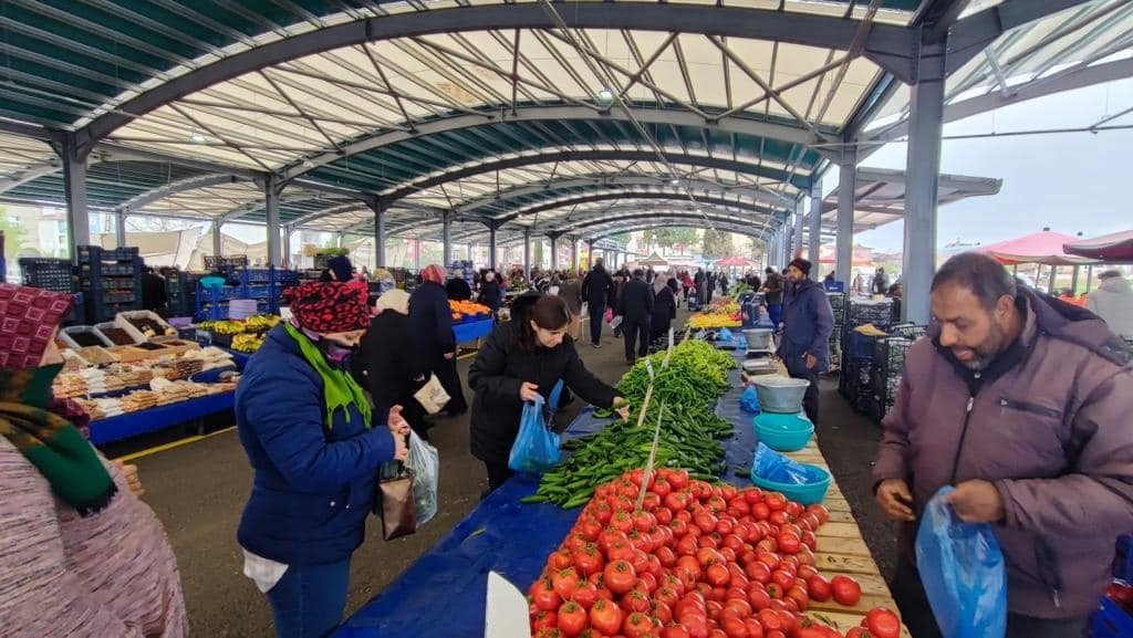 Altınova Kapalı Pazaryeri’nde ilk pazar kuruldu
