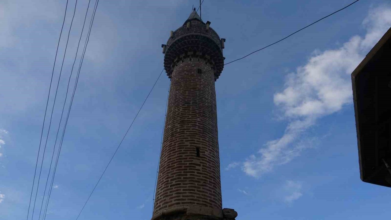 Minaresi öksüz kalmıştı, 3 buçuk milyon liraya yenisi yapılıyor