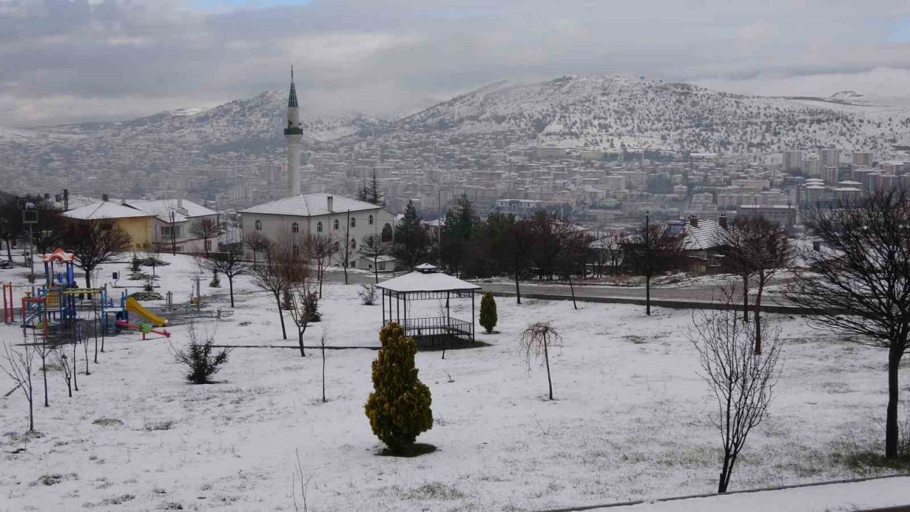 Yozgat’ta Nisan ayında kar etkili oldu