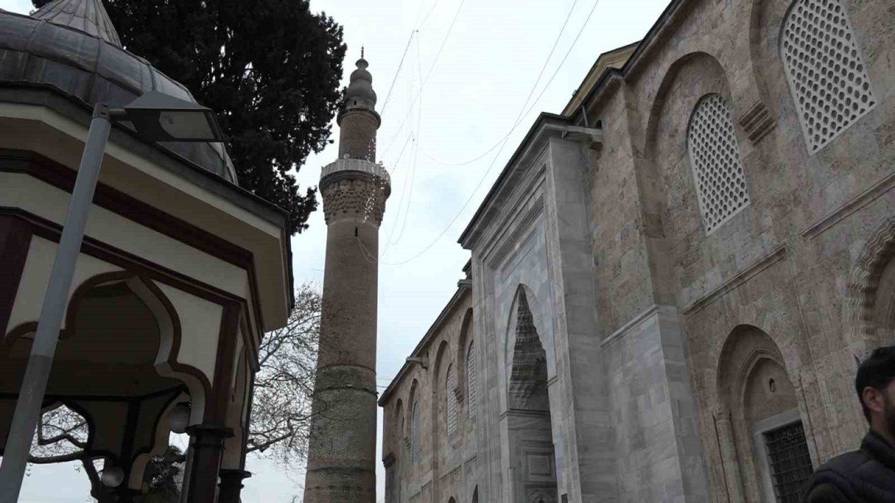 624 yıllık Ulu Cami’ye asılan Ramazan mahyası değiştirildi