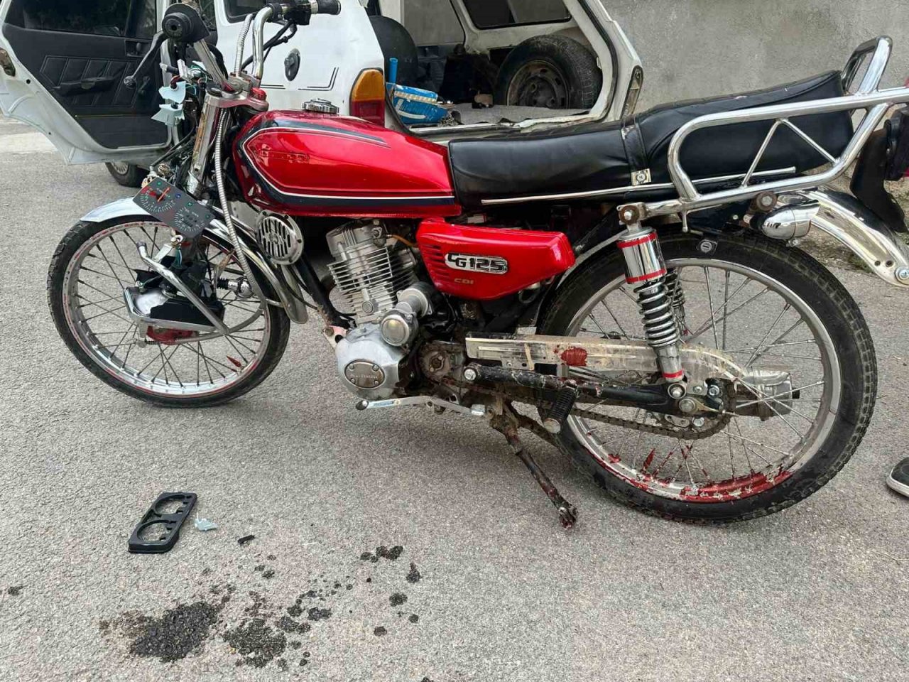 Ehliyetsiz sürücülerin kullandığı kamyon ve motosiklet çarpıştı, 2 kişi yaralandı