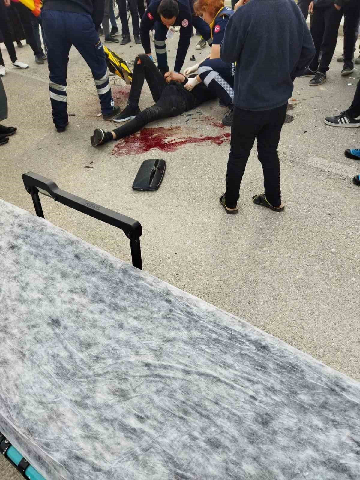 Ehliyetsiz sürücülerin kullandığı kamyon ve motosiklet çarpıştı, 2 kişi yaralandı