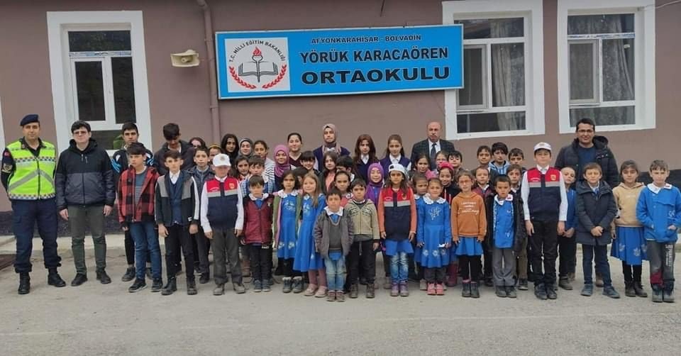 Jandarma çocuklara servis araçlarını nasıl kullanılması gerektiğini öğretti