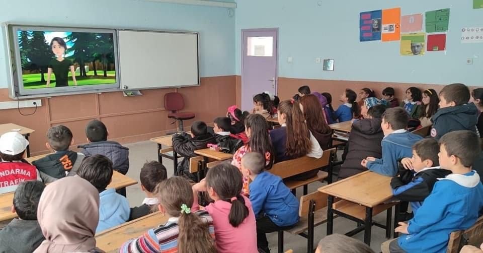 Jandarma çocuklara servis araçlarını nasıl kullanılması gerektiğini öğretti