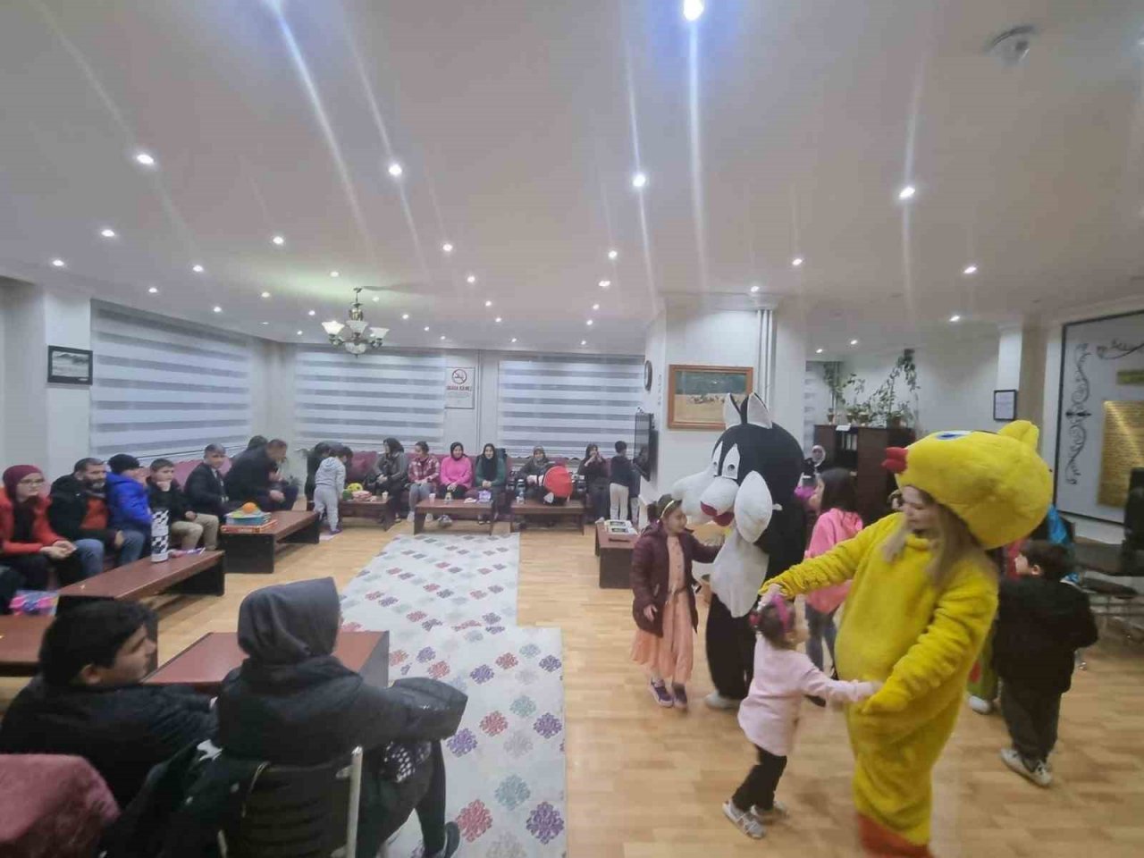 Depremzede, öksüz ve yetim çocuklar oruçlarını açıp, animasyonla eğlendiler