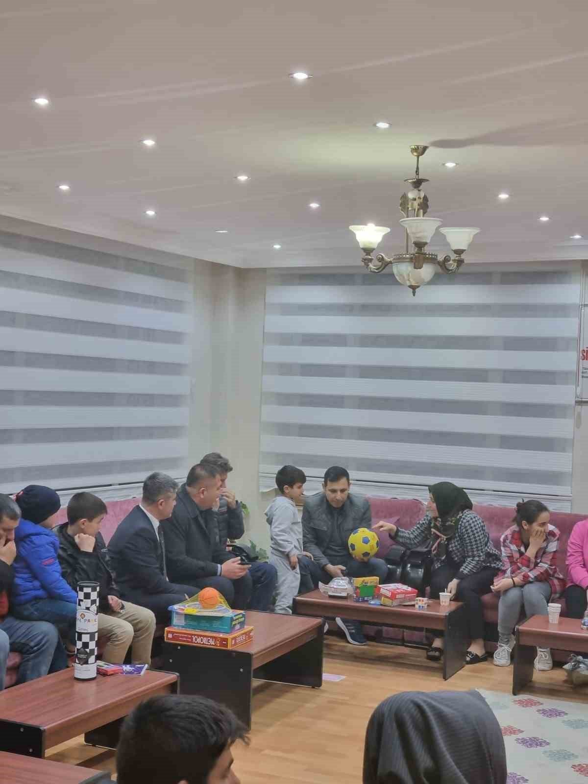 Depremzede, öksüz ve yetim çocuklar oruçlarını açıp, animasyonla eğlendiler