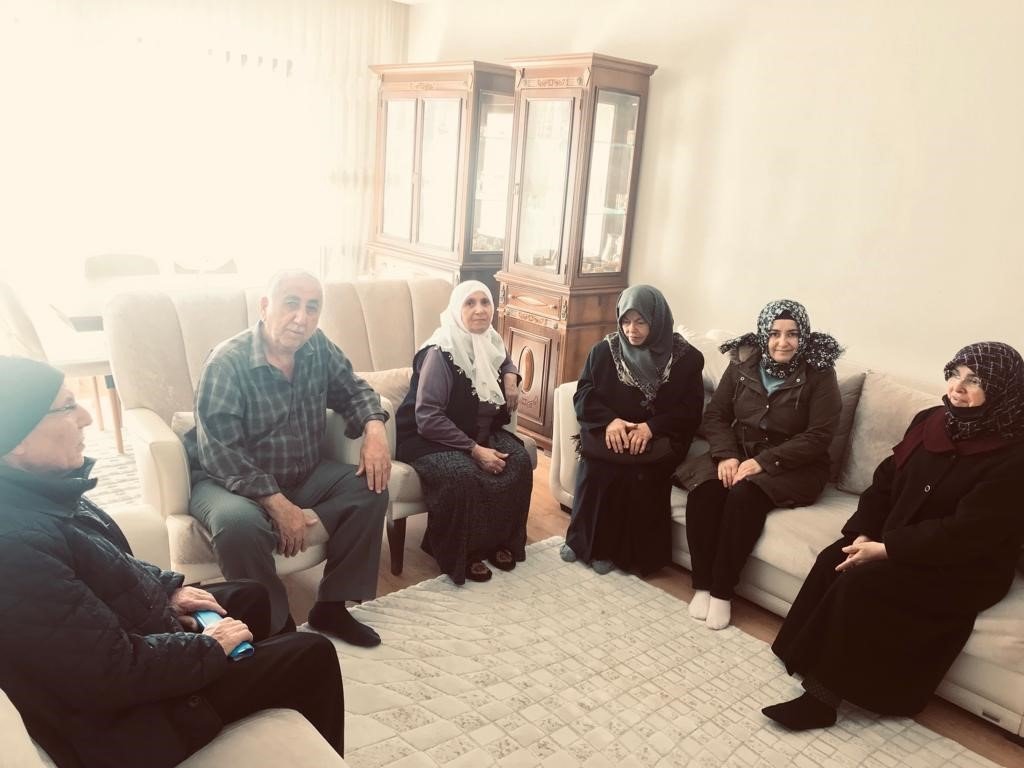 Şuhut Vakfı ve Dosteli Derneği üyeleri depremzedelere kucak açtı